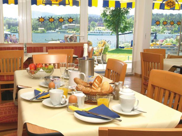Imagen del bar/restaurante del Hotel Barry Memle Lake Side Resort. Foto 3