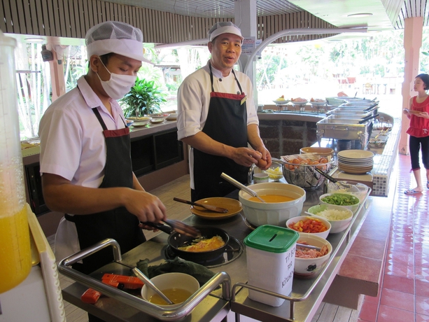 Imagen del bar/restaurante del Hotel Basaya Beach and Resort. Foto 2