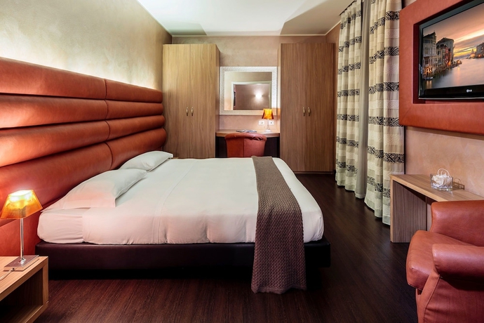 Imagen de la habitación del Hotel Base. Foto 3