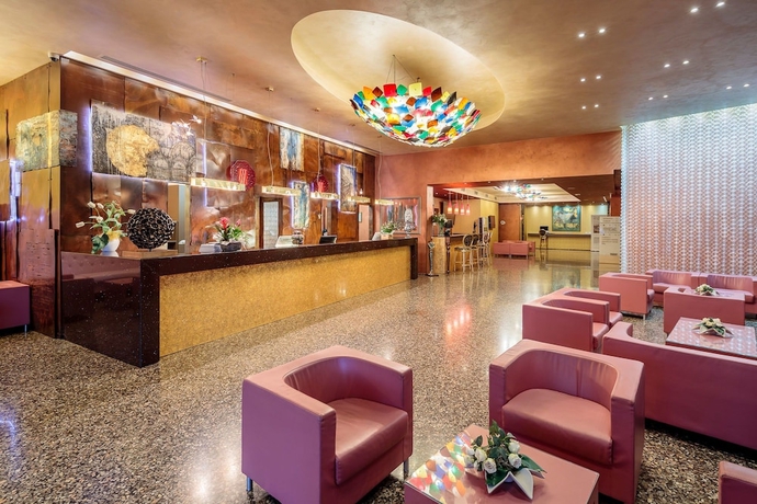 Imagen del bar/restaurante del Hotel Base. Foto 2