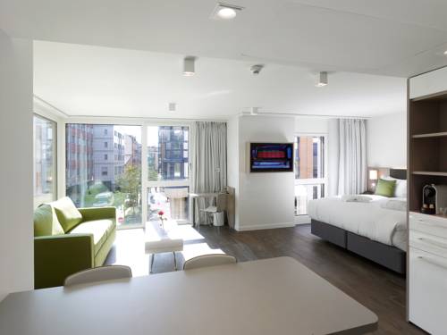 Imagen de la habitación del Hotel Base Nyon. Foto 2