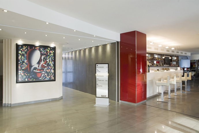 Imagen del bar/restaurante del Hotel Base To Stay. Foto 2