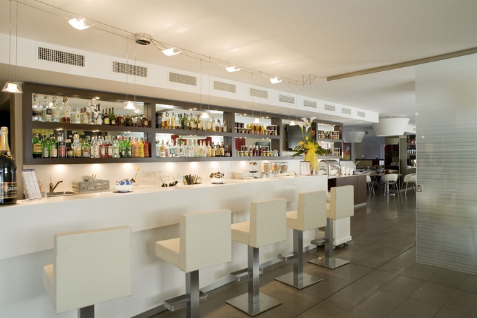 Imagen del bar/restaurante del Hotel Base To Stay. Foto 3