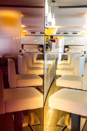 Imagen del bar/restaurante del Hotel Base To Stay. Foto 4