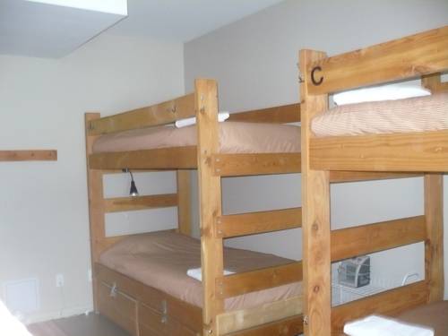 Imagen de la habitación del Hotel Basecamp Lodge Golden. Foto 9