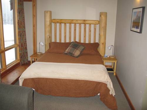Imagen de la habitación del Hotel Basecamp Lodge Golden. Foto 12