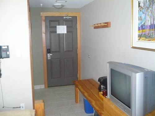 Imagen de la habitación del Hotel Basecamp Lodge Golden. Foto 16