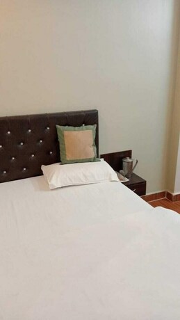 Imagen de la habitación del Hotel Basera, Patna. Foto 14