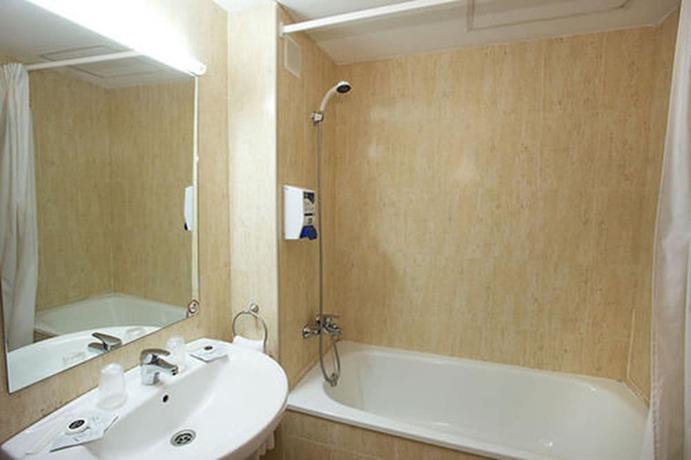 Imagen de la habitación del Hotel Basic. Foto 9