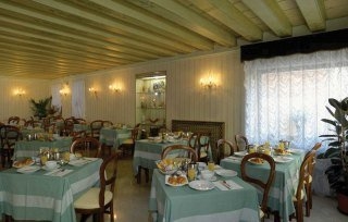 Imagen del bar/restaurante del Hotel Basilea Dependance. Foto 2