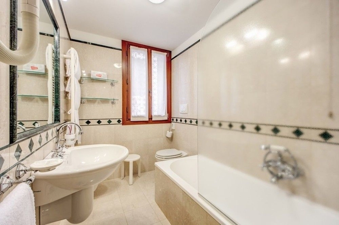 Imagen de la habitación del Hotel Basilea. Foto 11