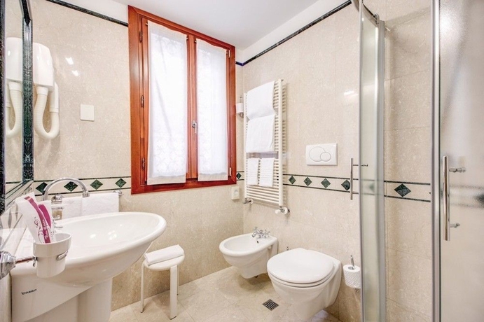 Imagen de la habitación del Hotel Basilea. Foto 13