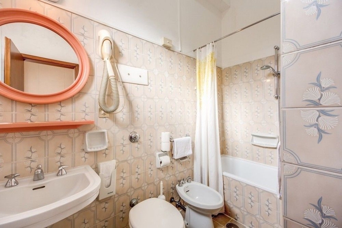Imagen de la habitación del Hotel Basilea. Foto 14