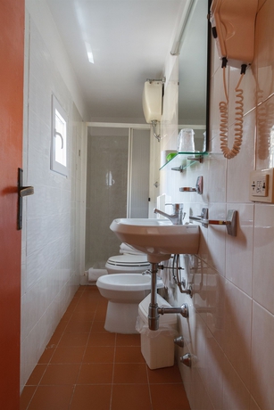 Imagen de la habitación del Hotel Basilea, Florencia. Foto 5