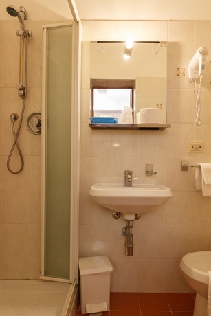 Imagen de la habitación del Hotel Basilea, Florencia. Foto 15