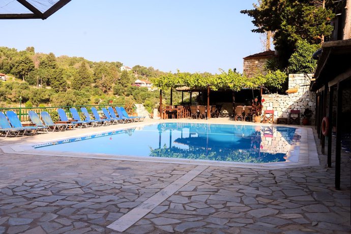Imagen de la piscina del Hotel Bastas and Studios. Foto 18