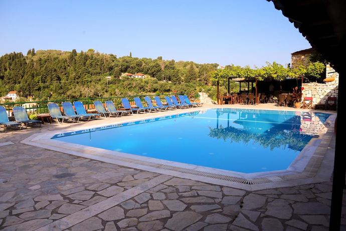 Imagen de la piscina del Hotel Bastas and Studios. Foto 19