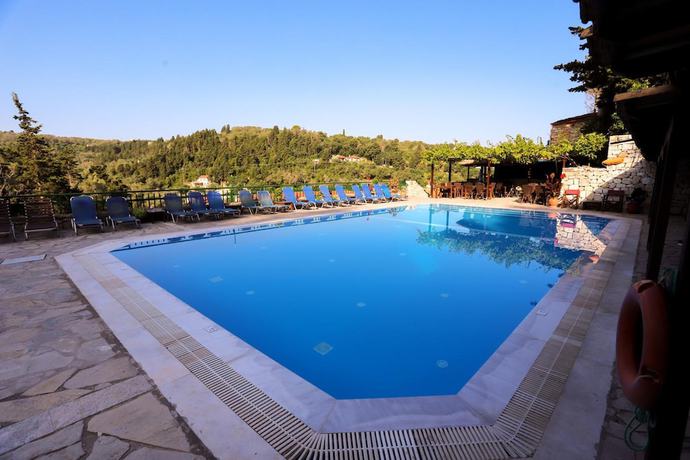 Imagen de la piscina del Hotel Bastas and Studios. Foto 20