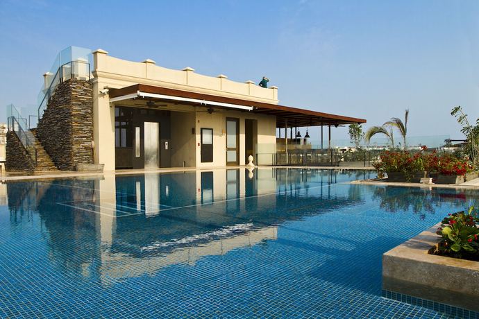 Imagen de la piscina del Hotel Bastión Luxury. Foto 25