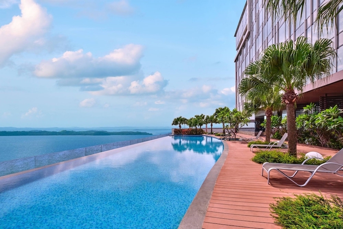 Imagen de la piscina del Hotel Batam Marriott Harbour Bay. Foto 19