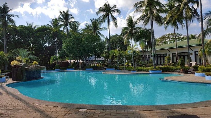 Imagen de la piscina del Hotel Batangas Country Club. Foto 10