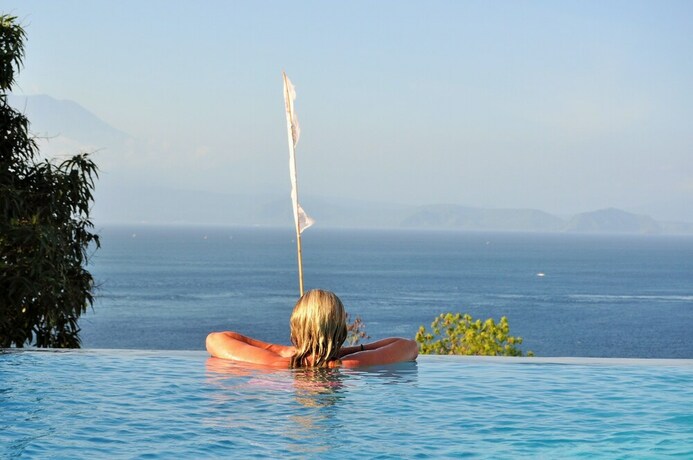 Imagen de la piscina del Hotel Bataran Garden Cottage. Foto 20