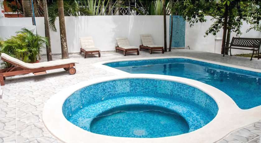 Imagen de la piscina del Hotel Batey Boutique. Foto 20