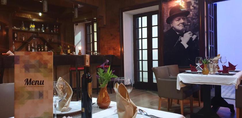 Imagen del bar/restaurante del Hotel Batha. Foto 2