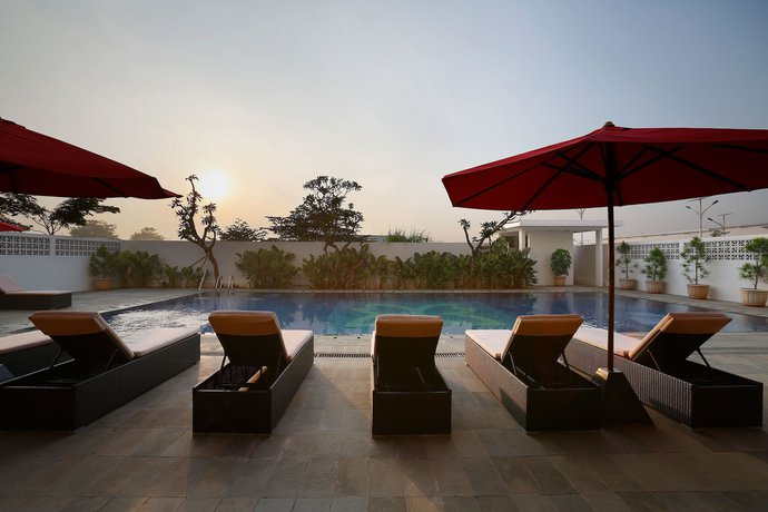 Imagen de la piscina del Hotel Batiqa Hotel and Apartments Karawang. Foto 18
