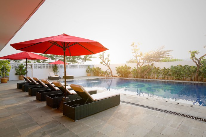 Imagen de la piscina del Hotel Batiqa Hotel and Apartments Karawang. Foto 19