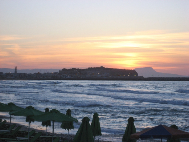 Imagen de los exteriores del Hotel Batis Beach. Foto 9