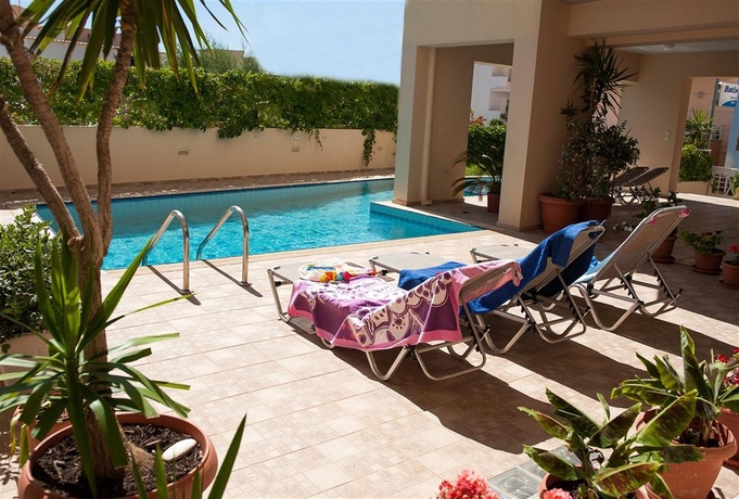 Imagen de la piscina del Hotel Batis Beach. Foto 16