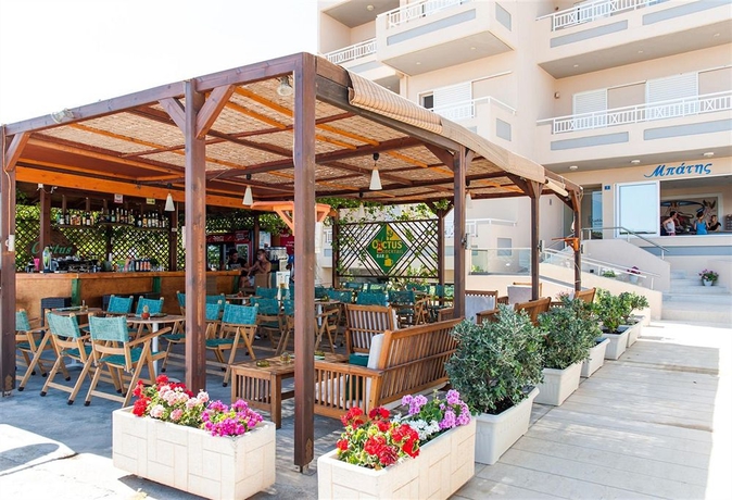 Imagen de los exteriores del Hotel Batis Beach. Foto 10