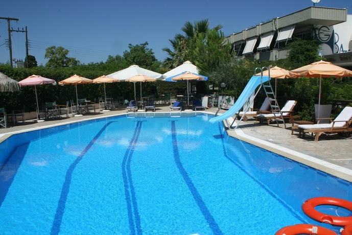 Imagen de la piscina del Hotel Batis. Foto 15