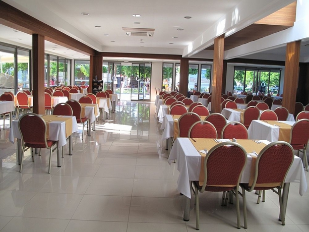 Imagen del bar/restaurante del Hotel Batont Garden Resort - All Inclusive. Foto 5