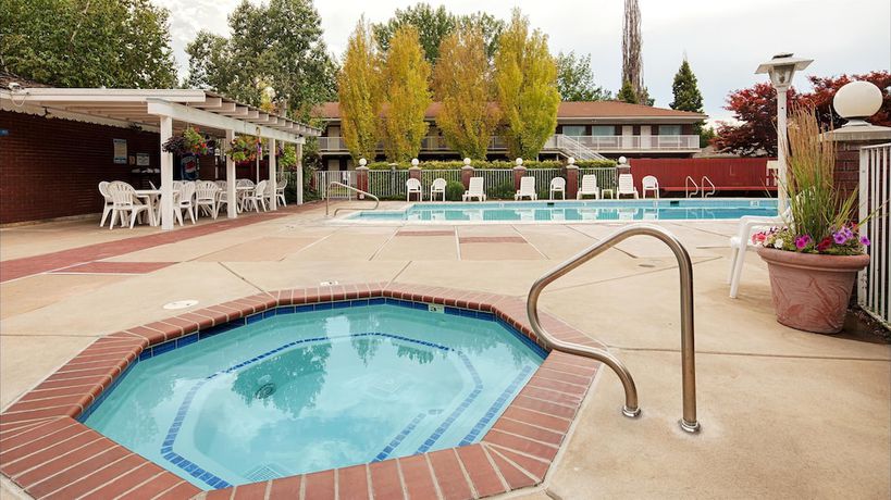 Imagen de la piscina del Hotel Baugh Motel, SureStay Collection by Best Western. Foto 17