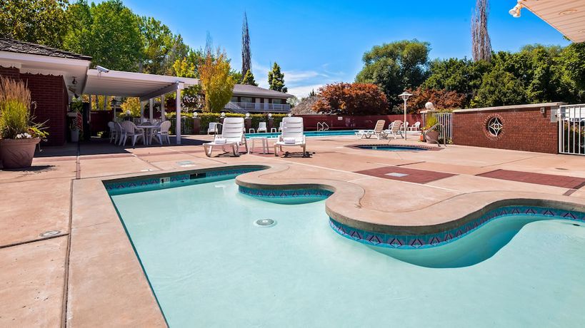 Imagen de la piscina del Hotel Baugh Motel, SureStay Collection by Best Western. Foto 18