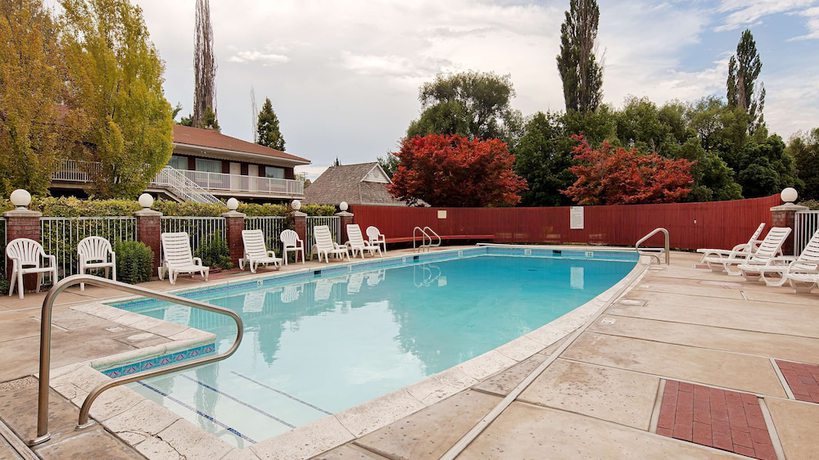 Imagen de la piscina del Hotel Baugh Motel, SureStay Collection by Best Western. Foto 19