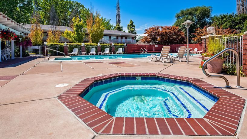 Imagen de la piscina del Hotel Baugh Motel, SureStay Collection by Best Western. Foto 20