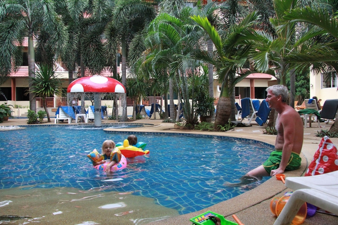 Imagen de la piscina del Hotel Baumanburi. Foto 15