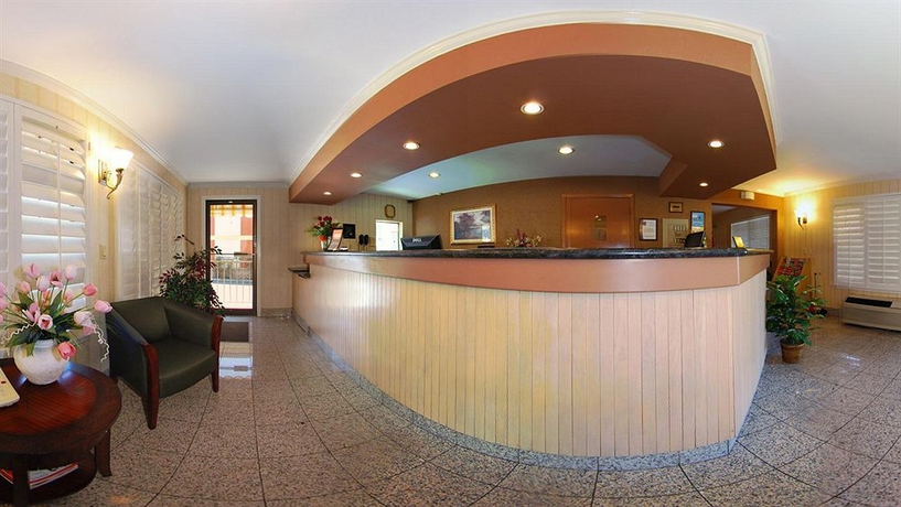 Imagen de los interiores del Hotel Bay Area Inn & Suites. Foto 16