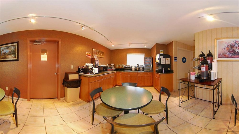 Imagen del bar/restaurante del Hotel Bay Area Inn & Suites. Foto 2