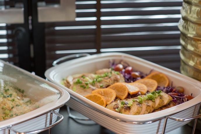 Imagen del bar/restaurante del Hotel Bay Beach Resort. Foto 8