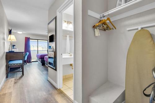 Imagen de la habitación del Hotel Bay Breeze Inn. Foto 6