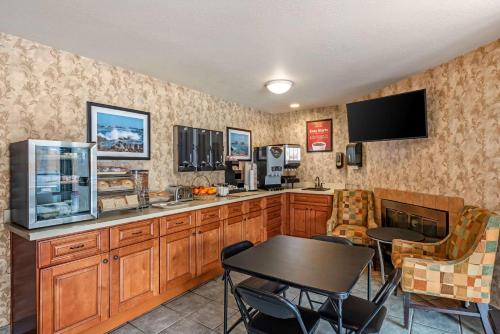 Imagen del bar/restaurante del Hotel Bay Breeze Inn. Foto 2