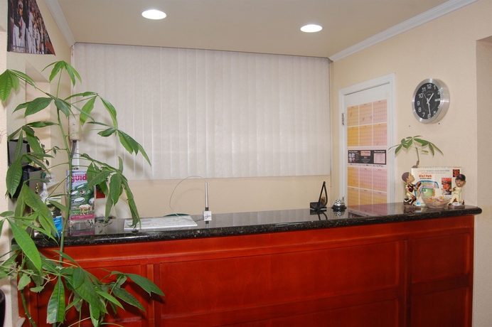 Imagen de los interiores del Hotel Bay Bridge Inn. Foto 11