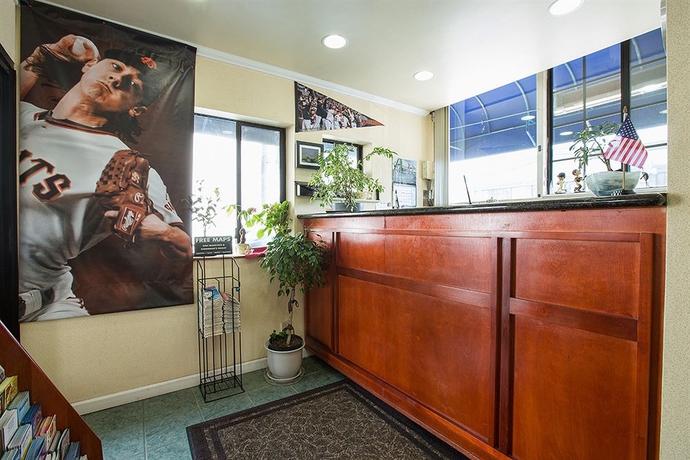 Imagen de los interiores del Hotel Bay Bridge Inn. Foto 12