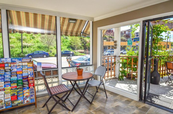 Imagen de los interiores del Hotel Bay Front Inn Santa Cruz. Foto 14