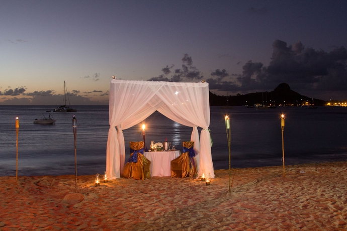 Imagen del bar/restaurante del Hotel Bay Gardens Beach Resort and Spa. Foto 2