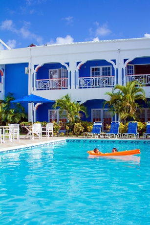 Imagen de la piscina del Hotel Bay Gardens Inn. Foto 16